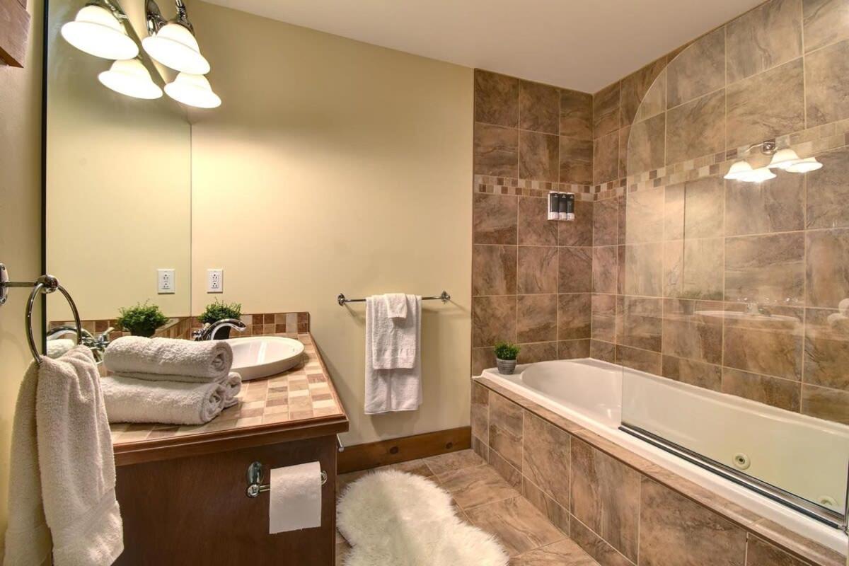 Chic Familiale, Relaxant Avec Spa En Montagnes Labelle Экстерьер фото